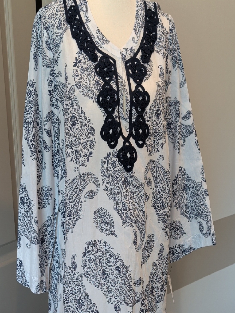 Liz Claiborne White Tunic with Navy Paisley Print and Crochet Trim